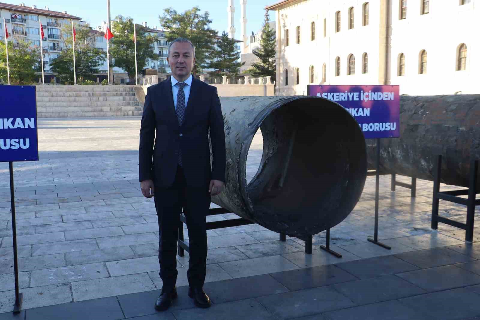 sivasta-yer-altindan-cikarilan-borular-kent-meydaninda-sergileniyor