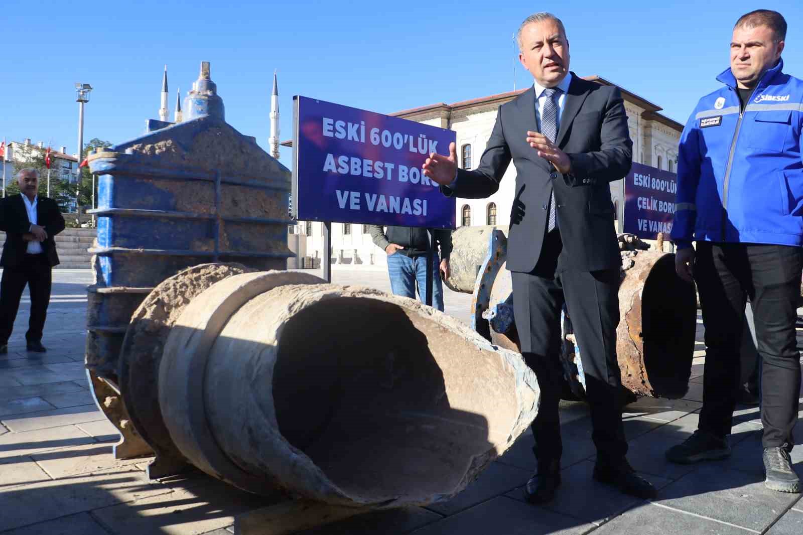 sivasta-yer-altindan-cikarilan-borular-kent-meydaninda-sergileniyor