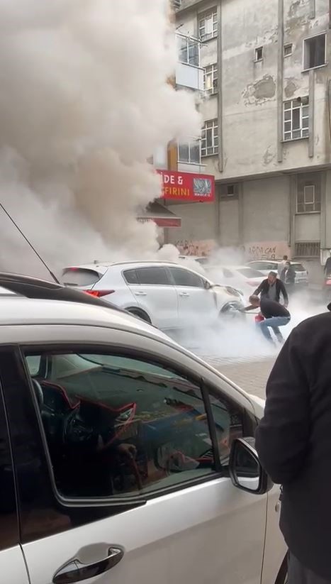 sultangazide-park-halindeki-arac-alevlere-teslim-oldu