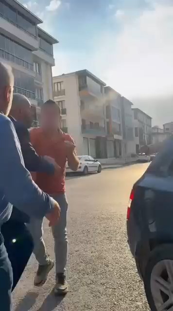 tartistigi-surucuye-saldirdi-o-anlar-kamerada