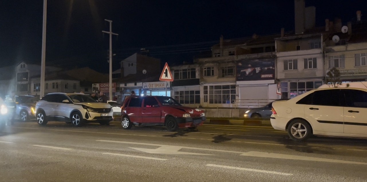 tavsanlida-4-aracli-zincirleme-trafik-kazasi