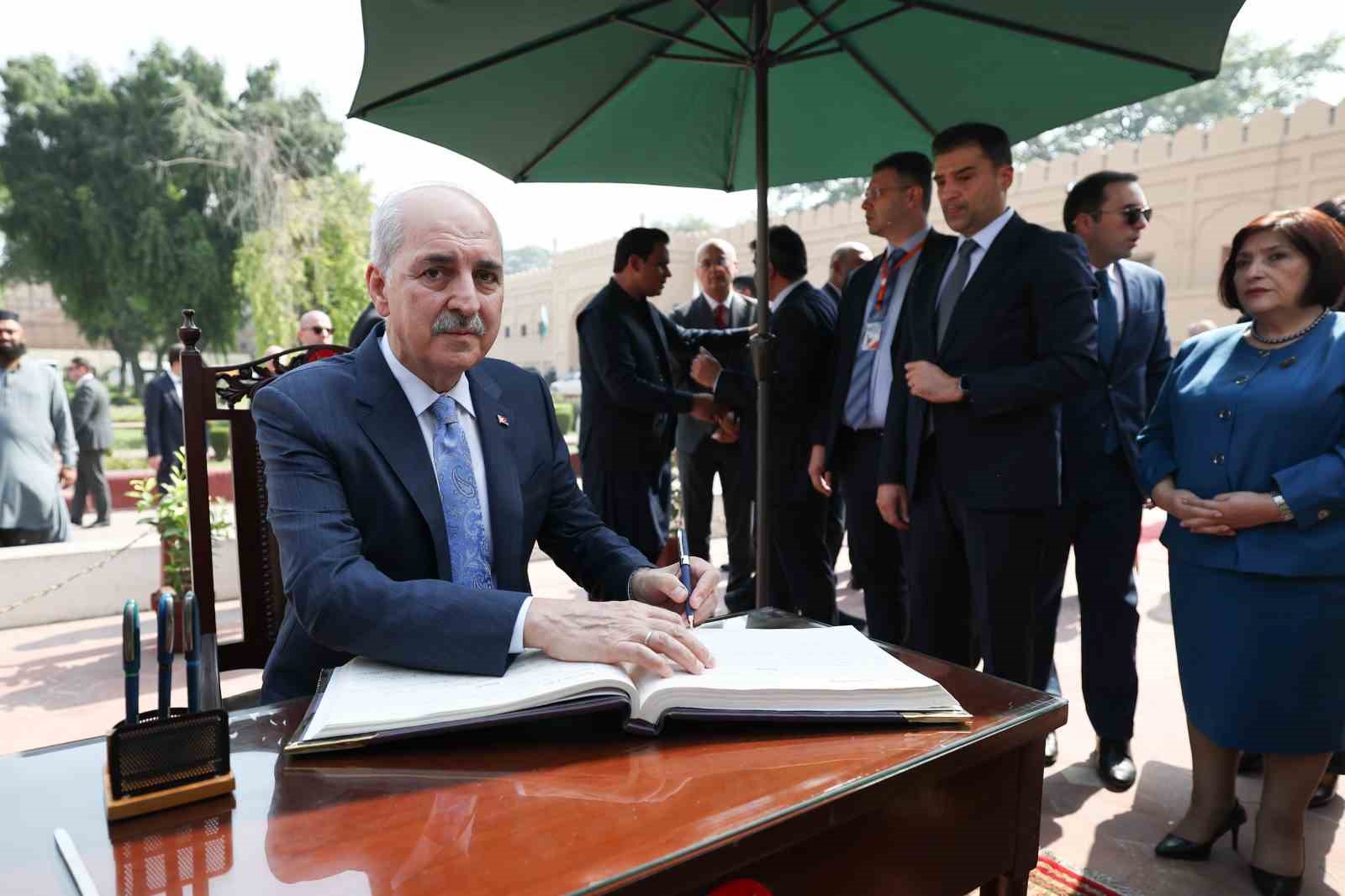 tbmm-baskani-kurtulmus-pakistanin-milli-sairi-muhammed-ikbalin-kabrini-ziyaret-etti