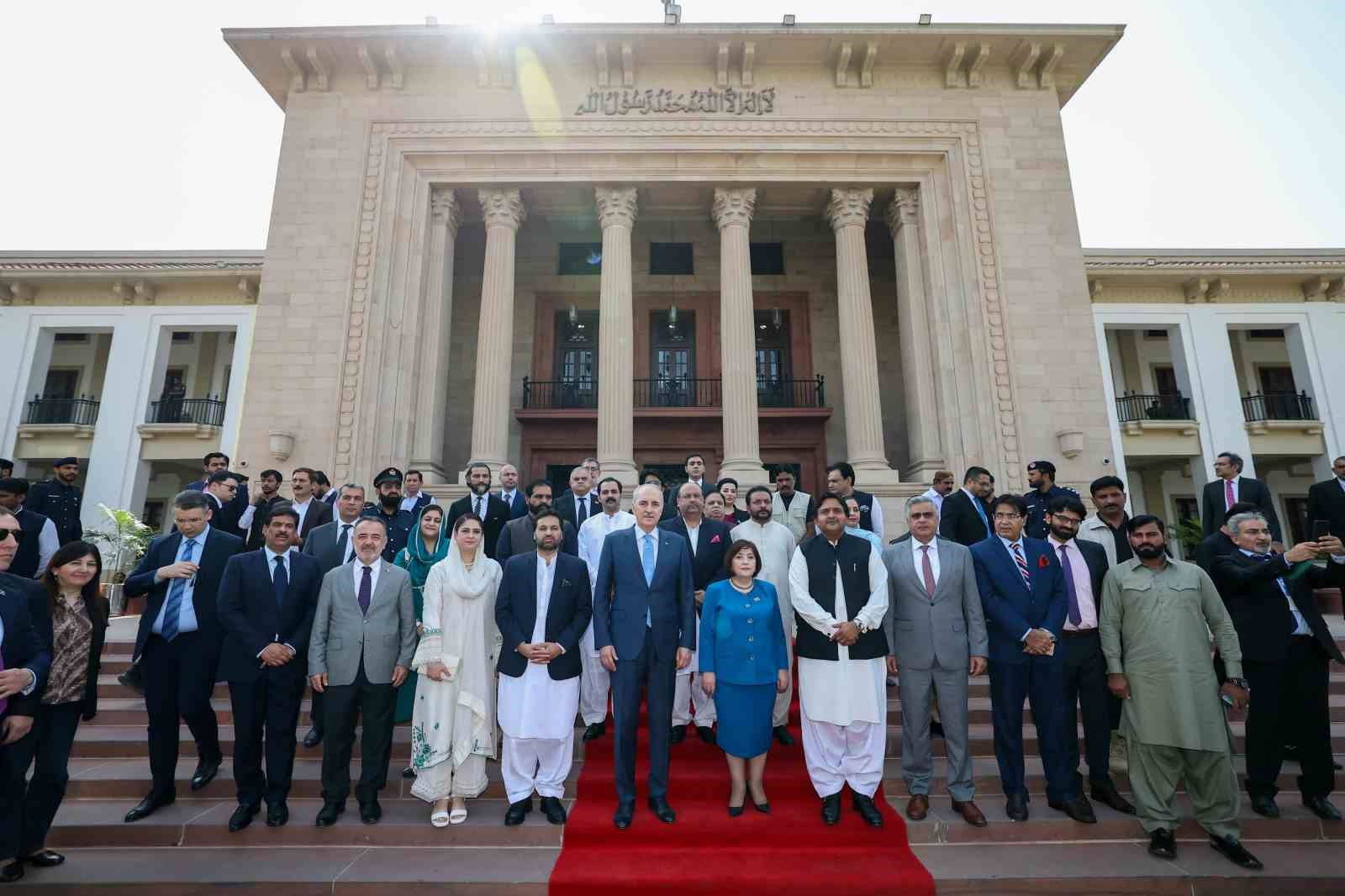 tbmm-baskani-kurtulmus-pakistanin-milli-sairi-muhammed-ikbalin-kabrini-ziyaret-etti