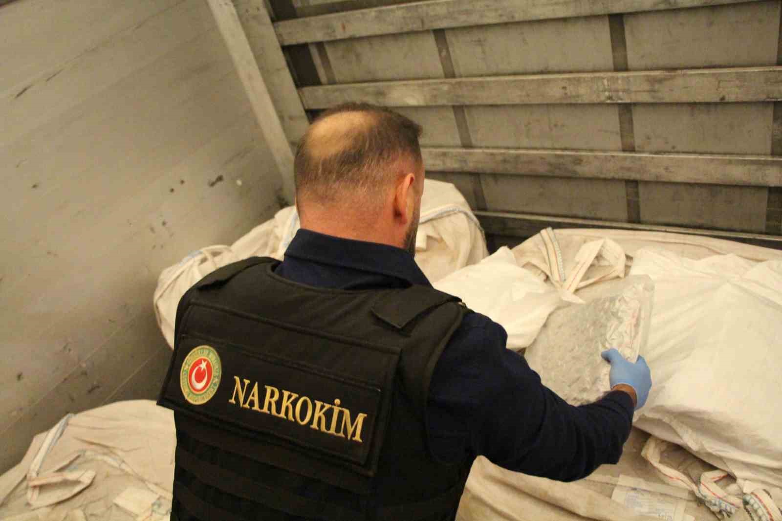 ticaret-bakanligi-3-farkli-operasyonda-4-milyar-385-milyon-tl-degerinde-uyusturucu-madde-ele-gecirildi