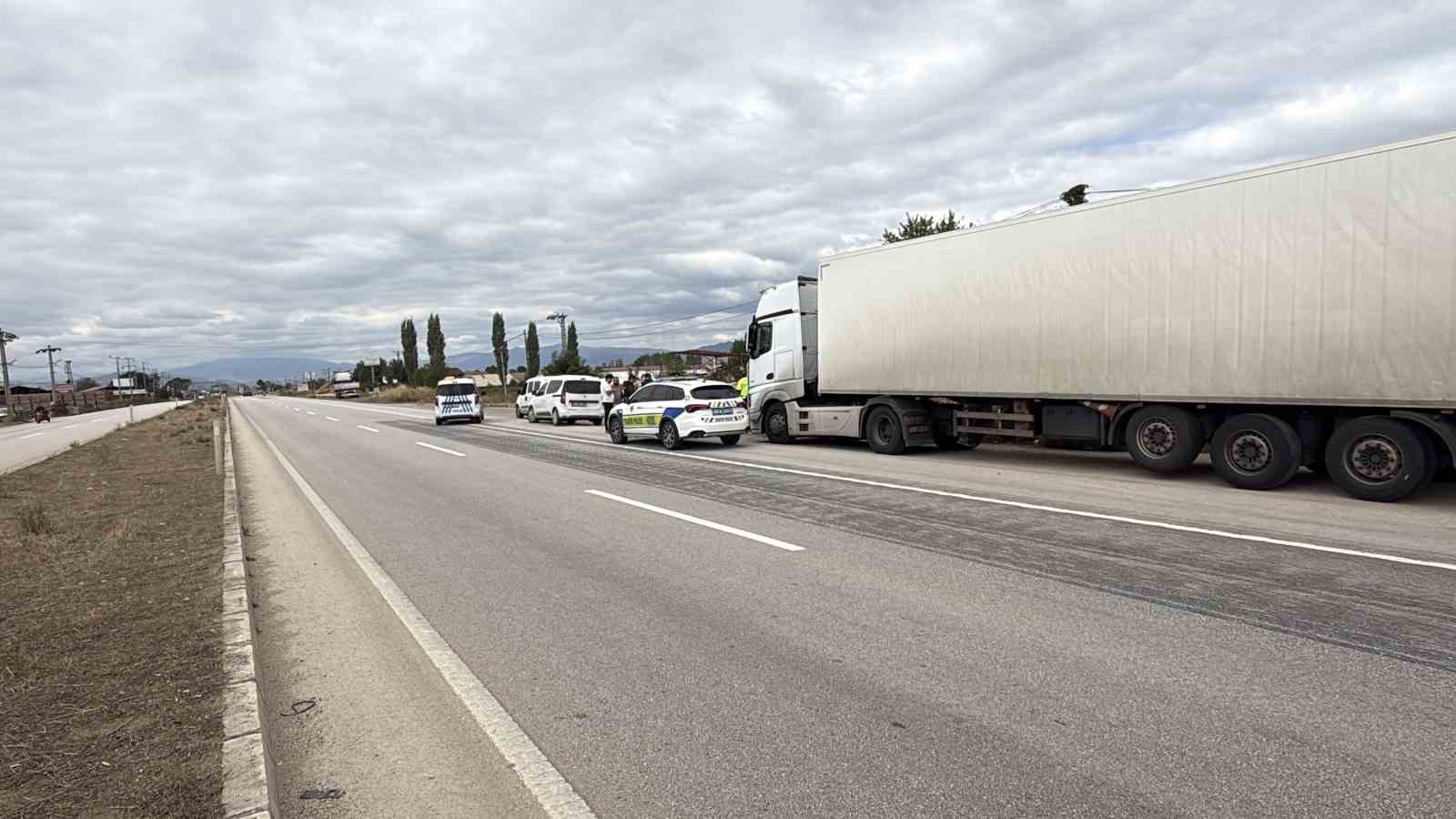 tokatta-kacak-gocmen-tasiyan-tir-soforu-ve-arkadasi-tutuklandi