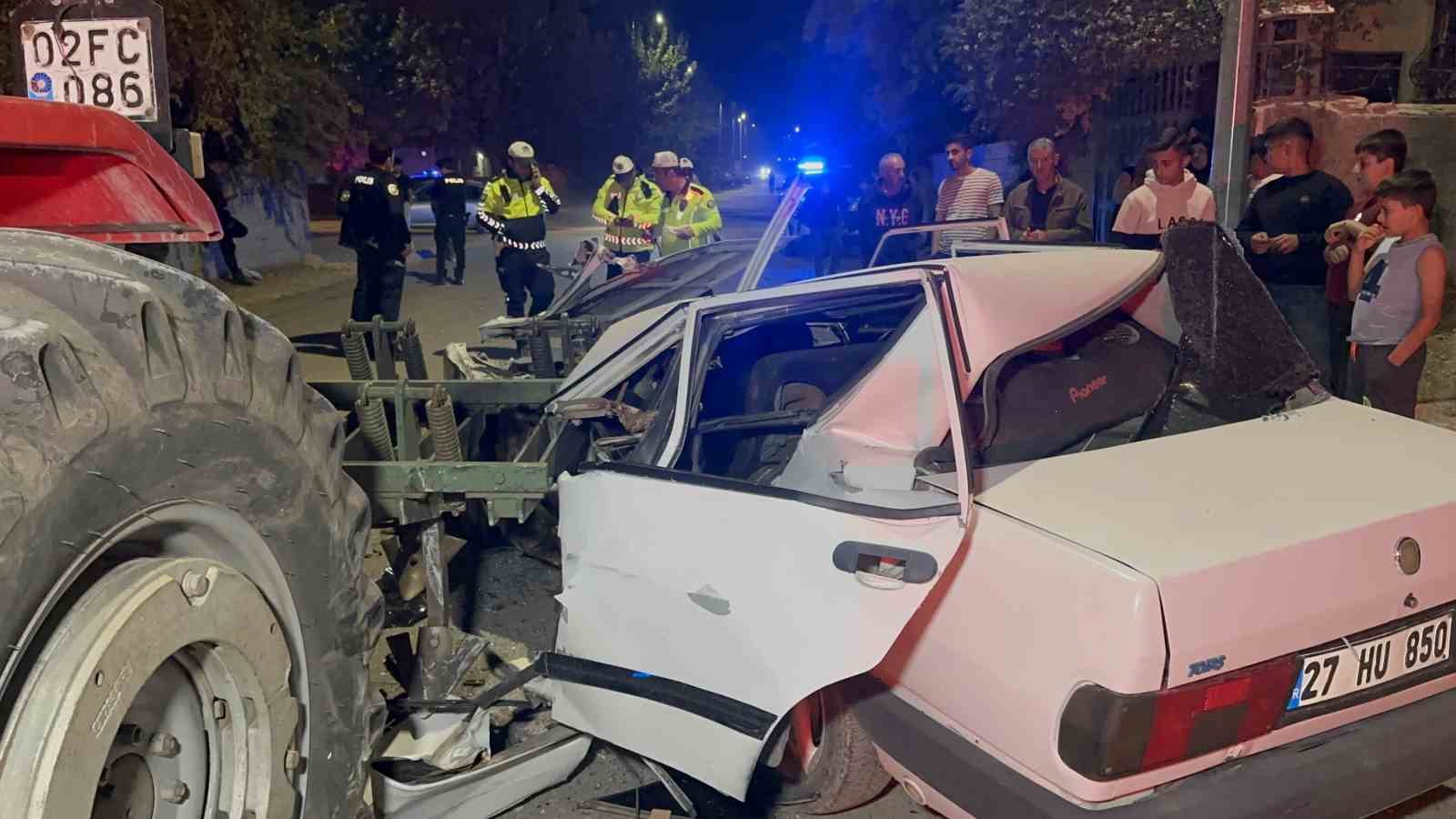 traktor-pullugu-carptigi-otomobili-adeta-parcaladi-1-agir-yarali