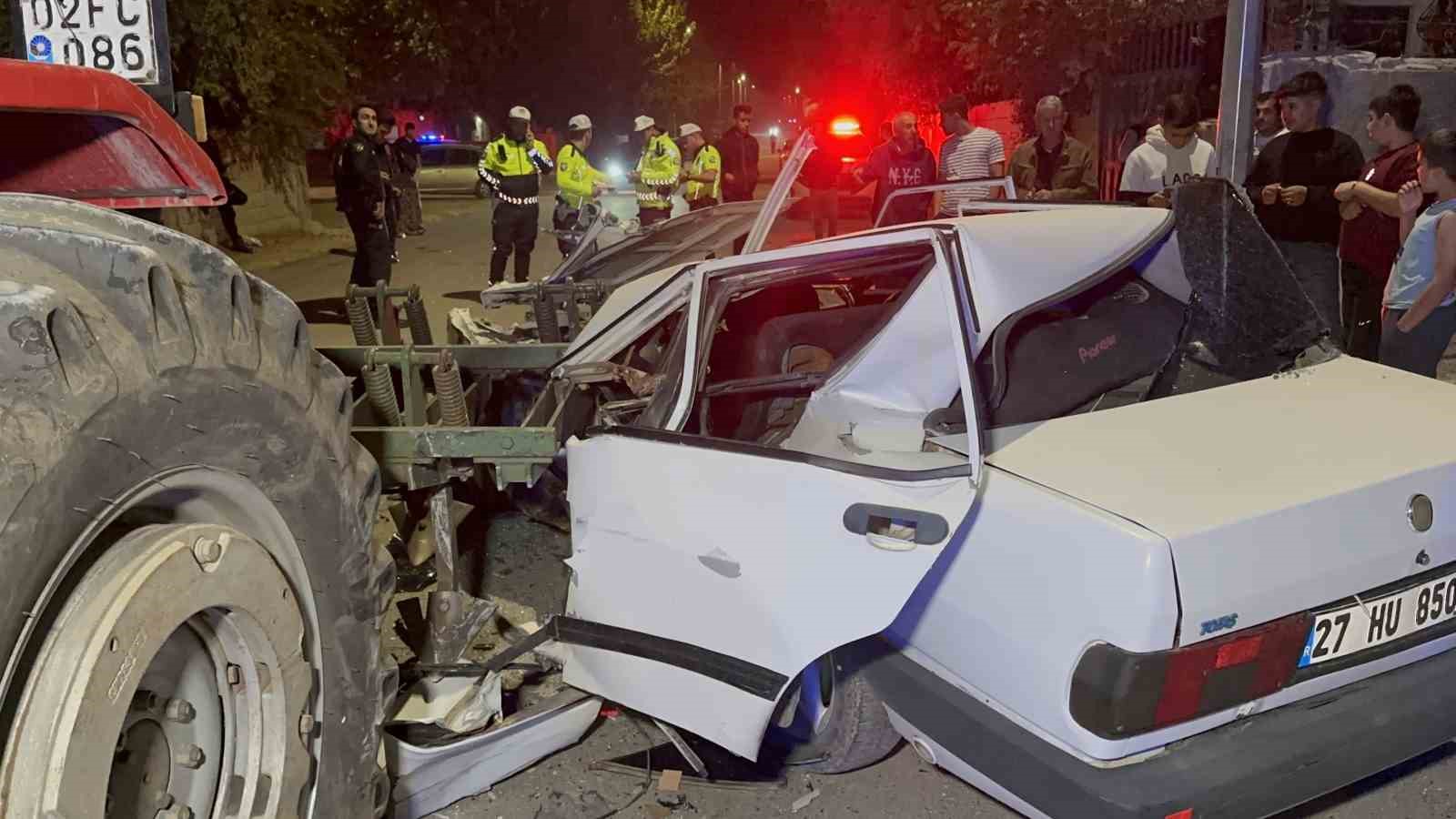 traktor-pullugu-carptigi-otomobili-adeta-parcaladi-1-agir-yarali