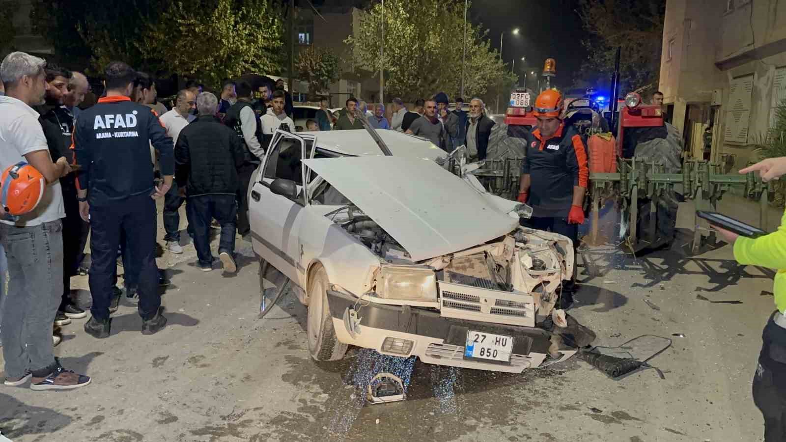 traktor-pullugu-carptigi-otomobili-adeta-parcaladi-1-agir-yarali