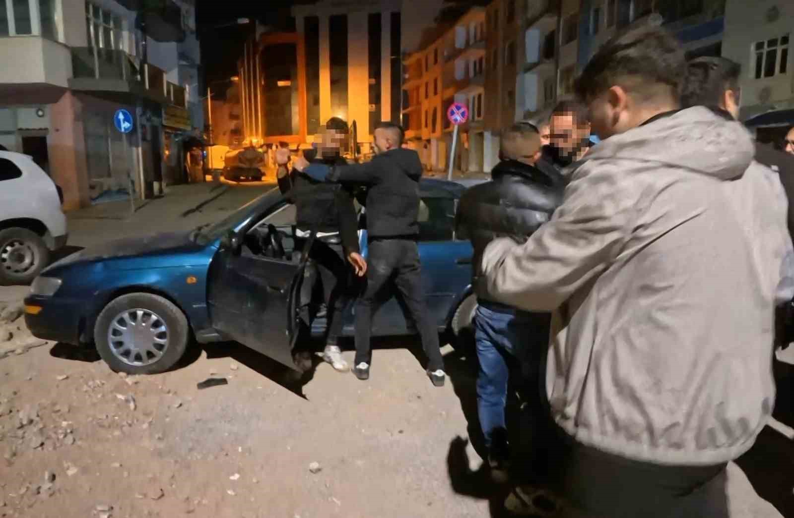 tukuruk-yuzunden-kavga-cikti-alkollu-sahsi-yakinlari-bile-sakinlestiremedi