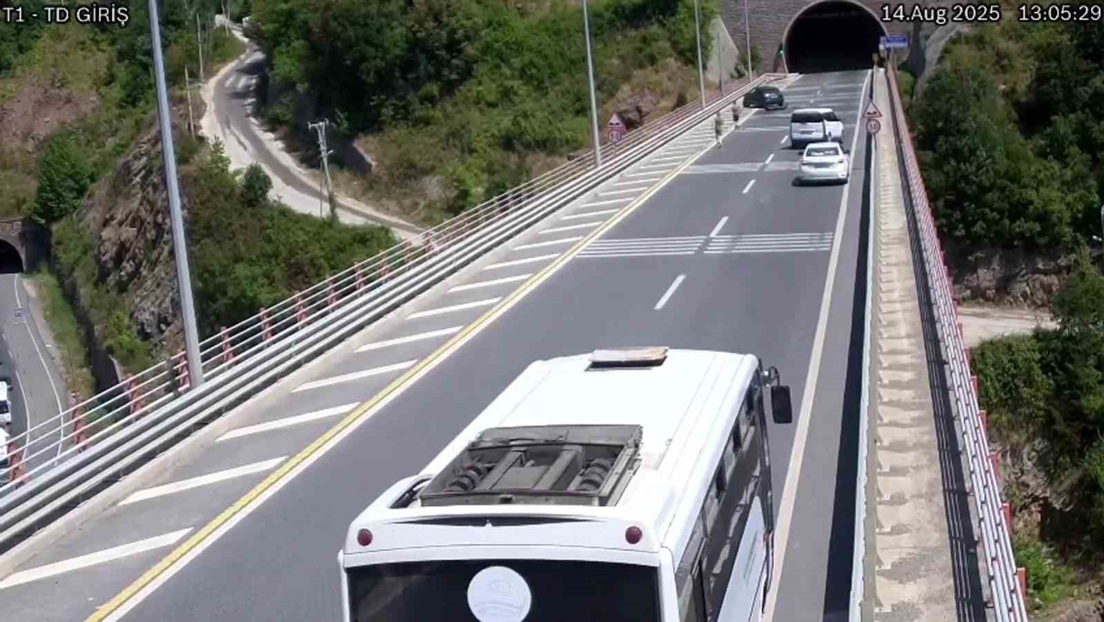 tunel-cikisinda-geri-manevra-yapan-halk-otobusu-kazaya-yol-acti