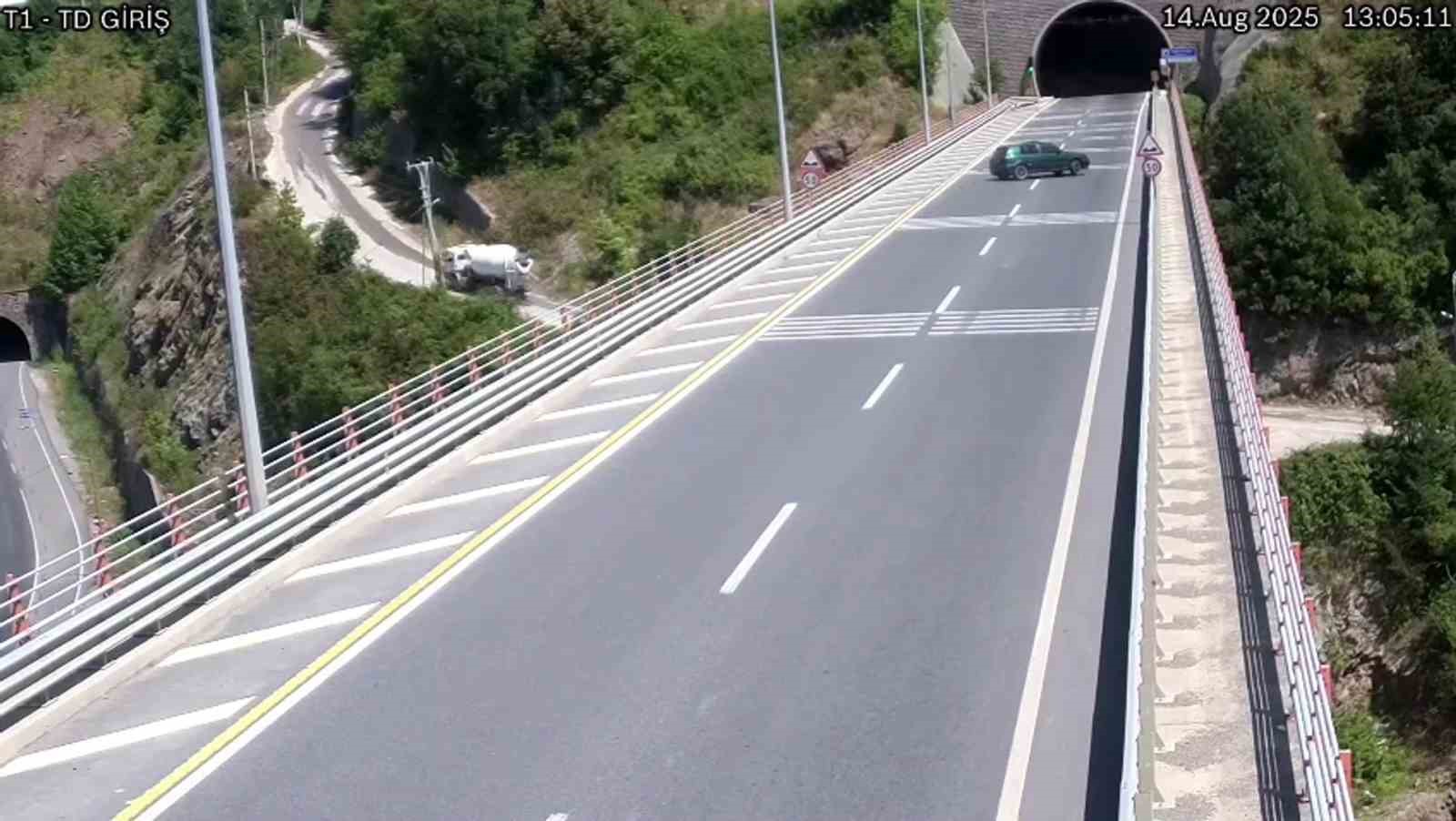 tunel-cikisinda-geri-manevra-yapan-halk-otobusu-kazaya-yol-acti