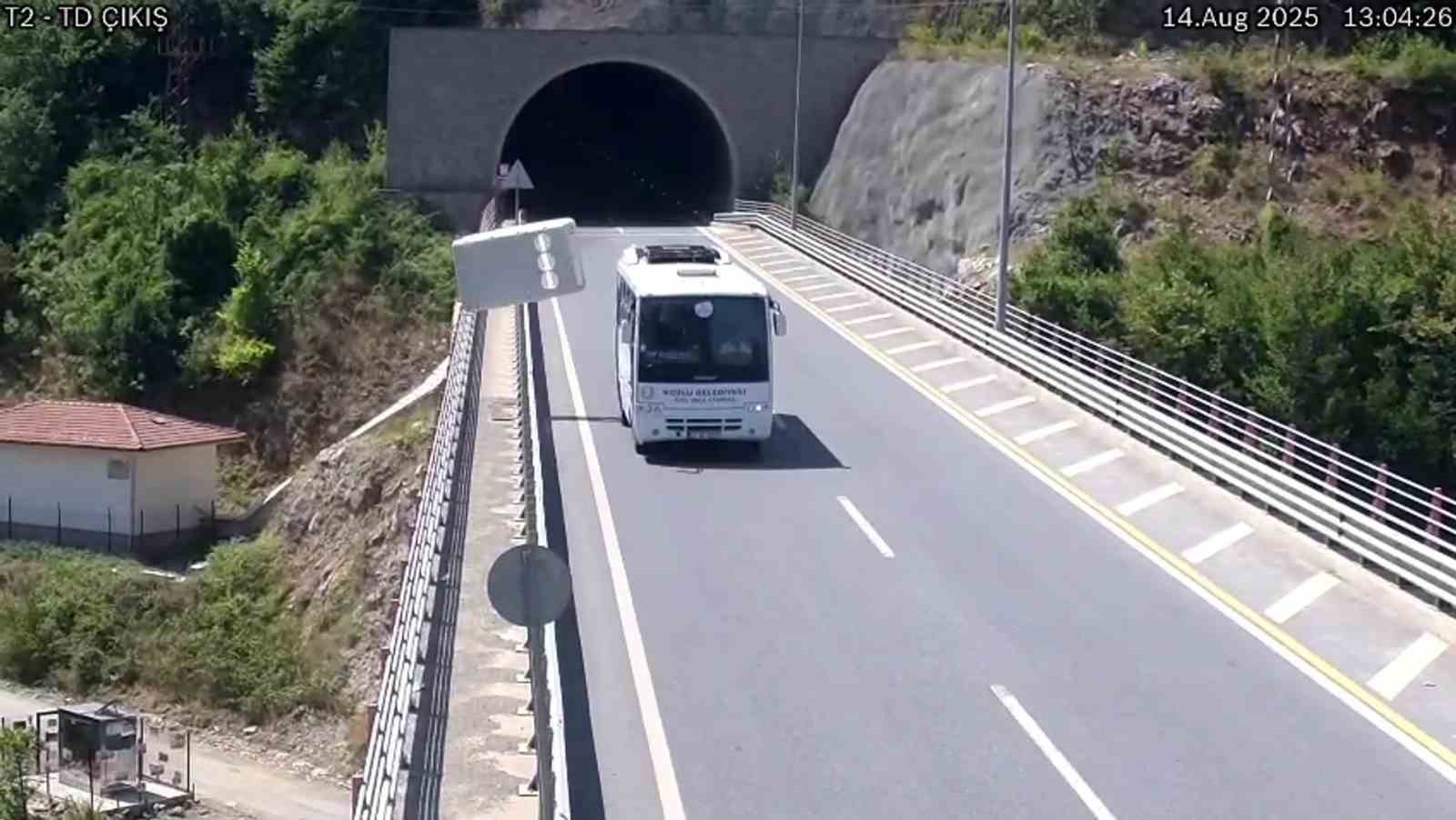 tunel-cikisinda-geri-manevra-yapan-halk-otobusu-kazaya-yol-acti
