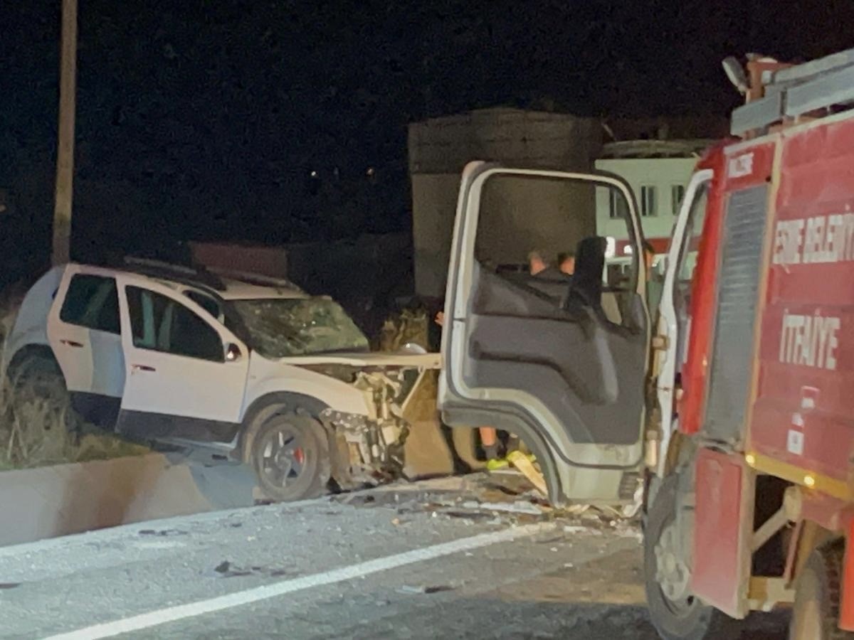 usakta-cip-ile-otomobil-carpisti-2-olu-3-yarali