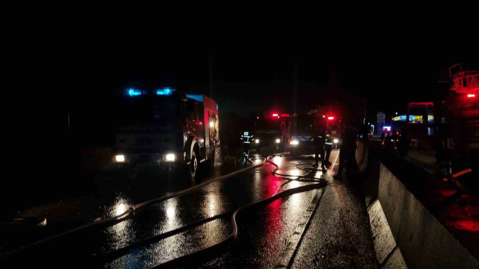 yalovada-seyir-halindeki-tir-alevlere-teslim-oldu