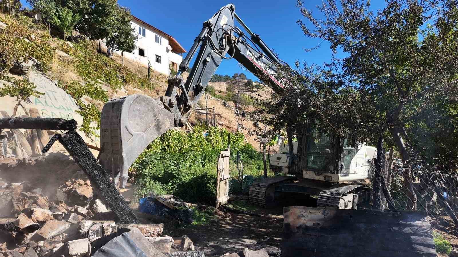 yanginda-coken-evde-kaybolan-agabey-ve-kardes-hala-bulunamadi