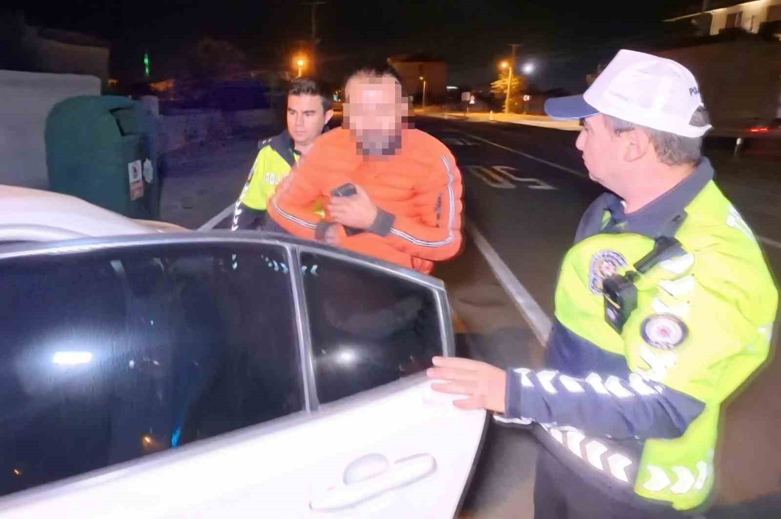 yasal-sinirin-8-kat-uzerinde-alkollu-halde-kaza-yapti-kahveye-oturup-cay-icti