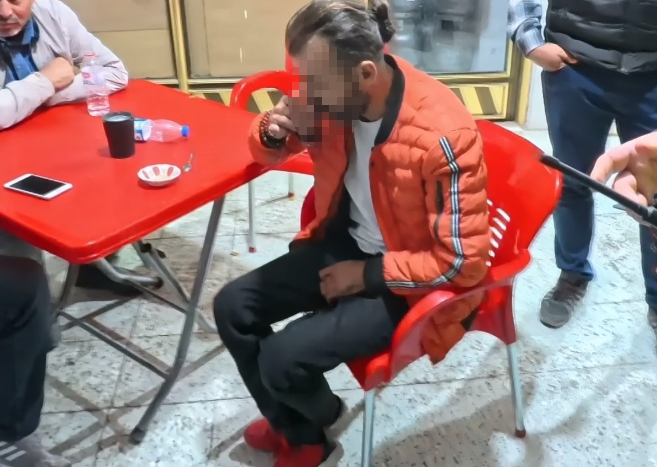 yasal-sinirin-8-kat-uzerinde-alkollu-halde-kaza-yapti-kahveye-oturup-cay-icti