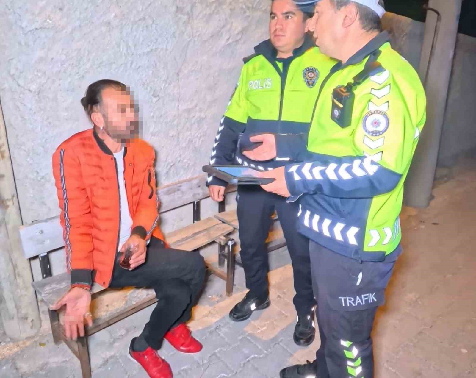 yasal-sinirin-8-kat-uzerinde-alkollu-halde-kaza-yapti-kahveye-oturup-cay-icti