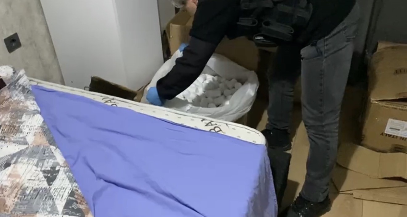 yatak-odasina-istiflenmis-103-bin-adet-uyusturucu-hap-ele-gecti