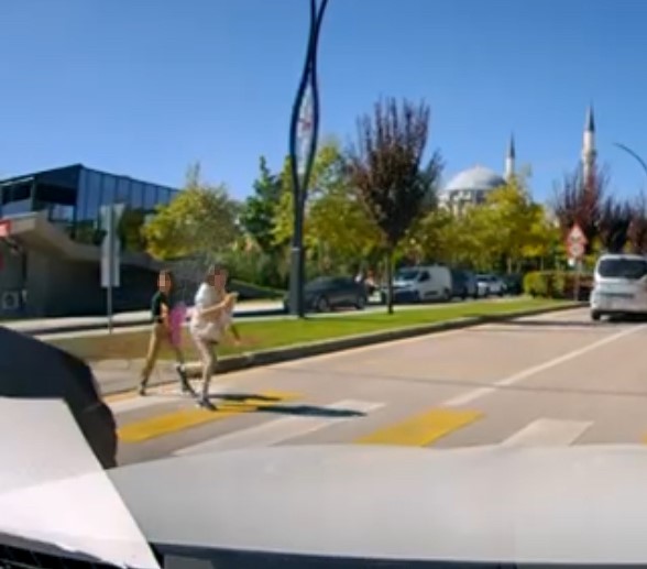 yaya-gecidinde-aracin-carptigi-cocuk-yaralandi