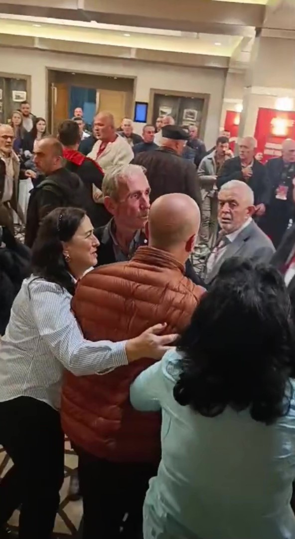 zonguldakta-chpnin-kongresinde-yumruklu-kavga