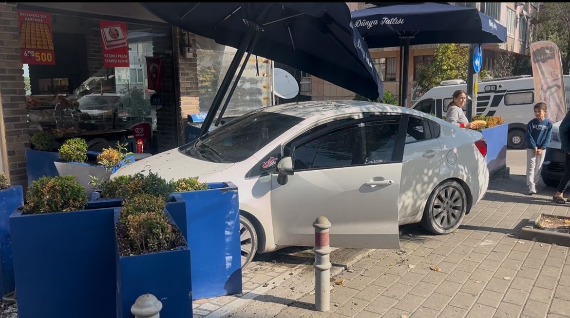 15-milyon-liralik-cipe-carpmamak-icin-manevra-yapti-tatlici-dukkanina-boyle-girdi