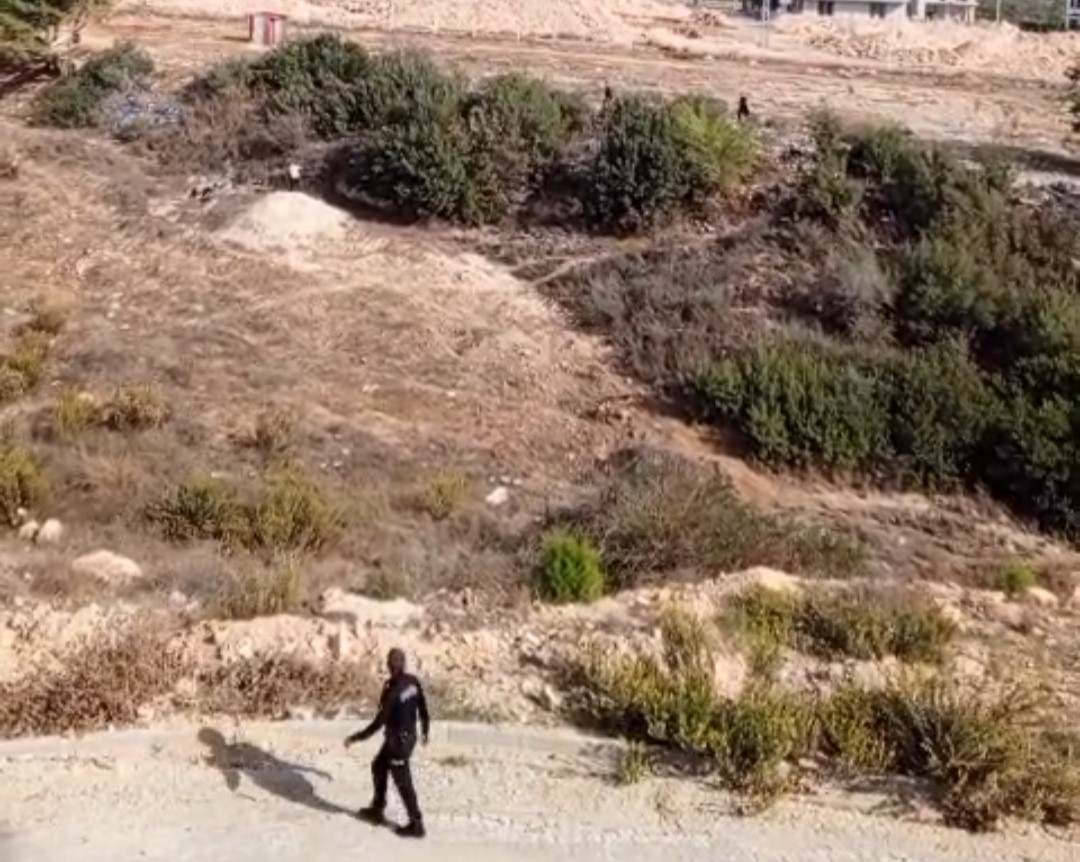 adanada-nefes-kesen-kovalamaca-firari-hukumlu-bos-arazide-yakalandi