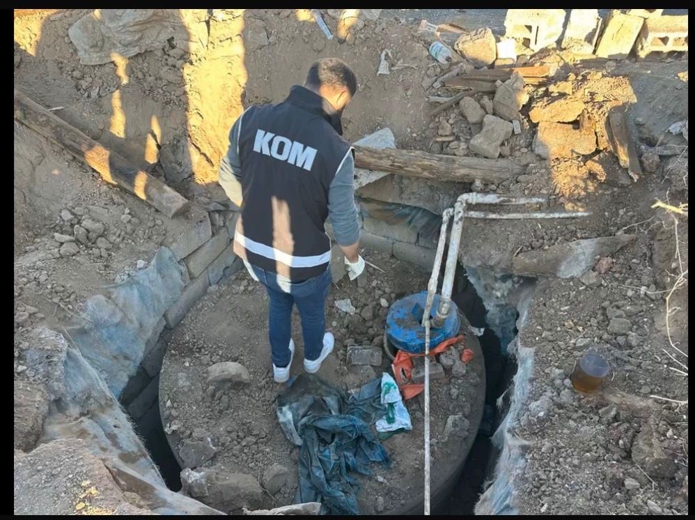 agrida-yer-altina-gizlenen-tanktan-3-bin-562-litre-kacak-motorin-cikti