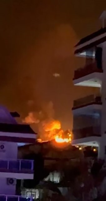 alanyada-mutfak-tupu-yuklu-kamyonet-alev-alev-yandi