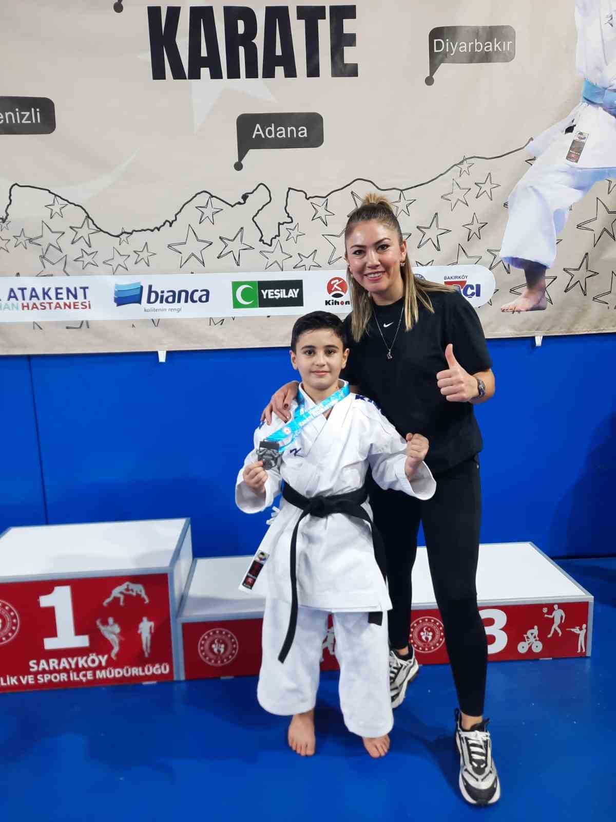 aliagali-karatecilerden-denizlide-buyuk-basari