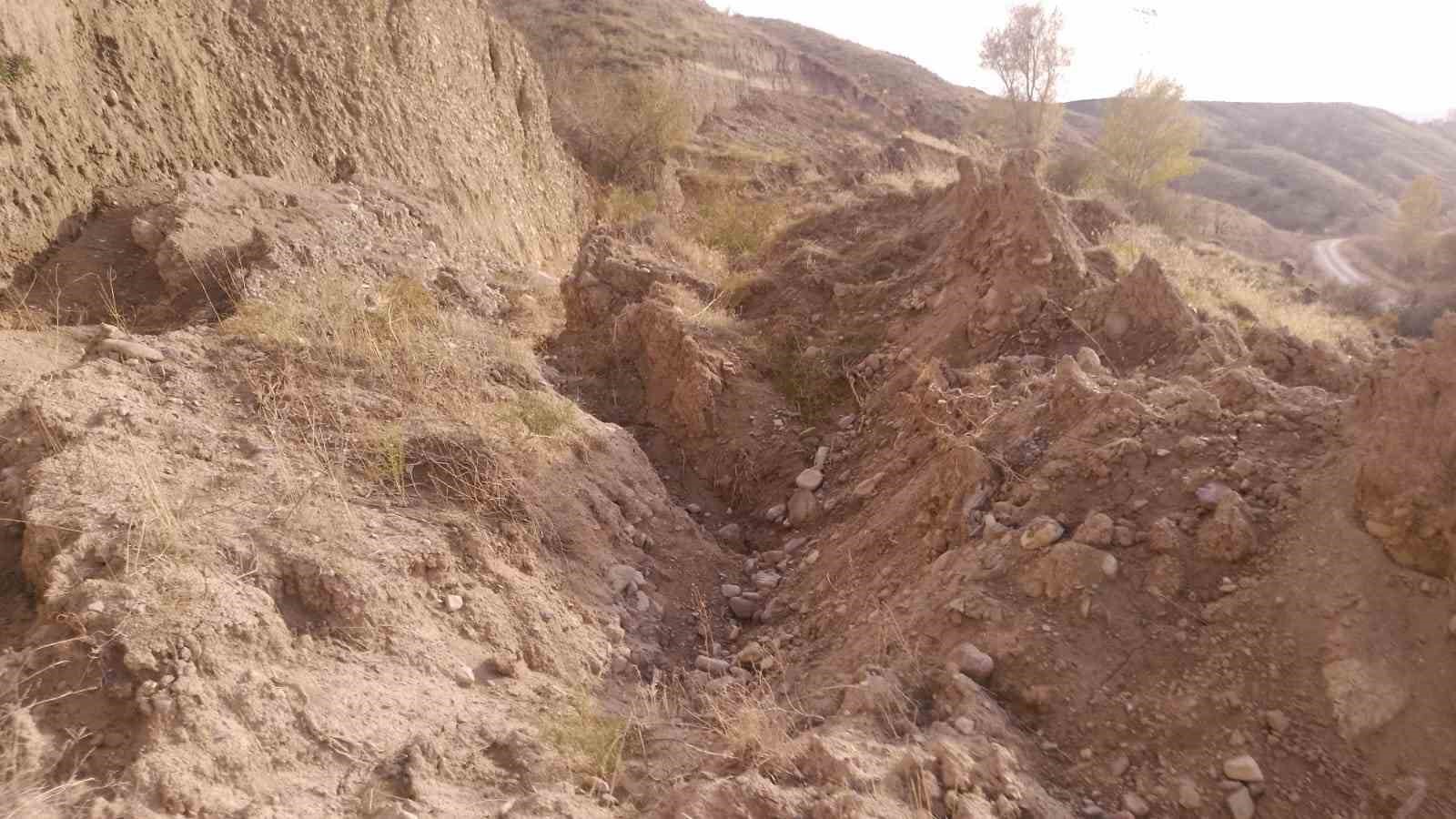 ankarada-toprak-kaymasi-meydana-gelen-yol-trafige-kapatildi