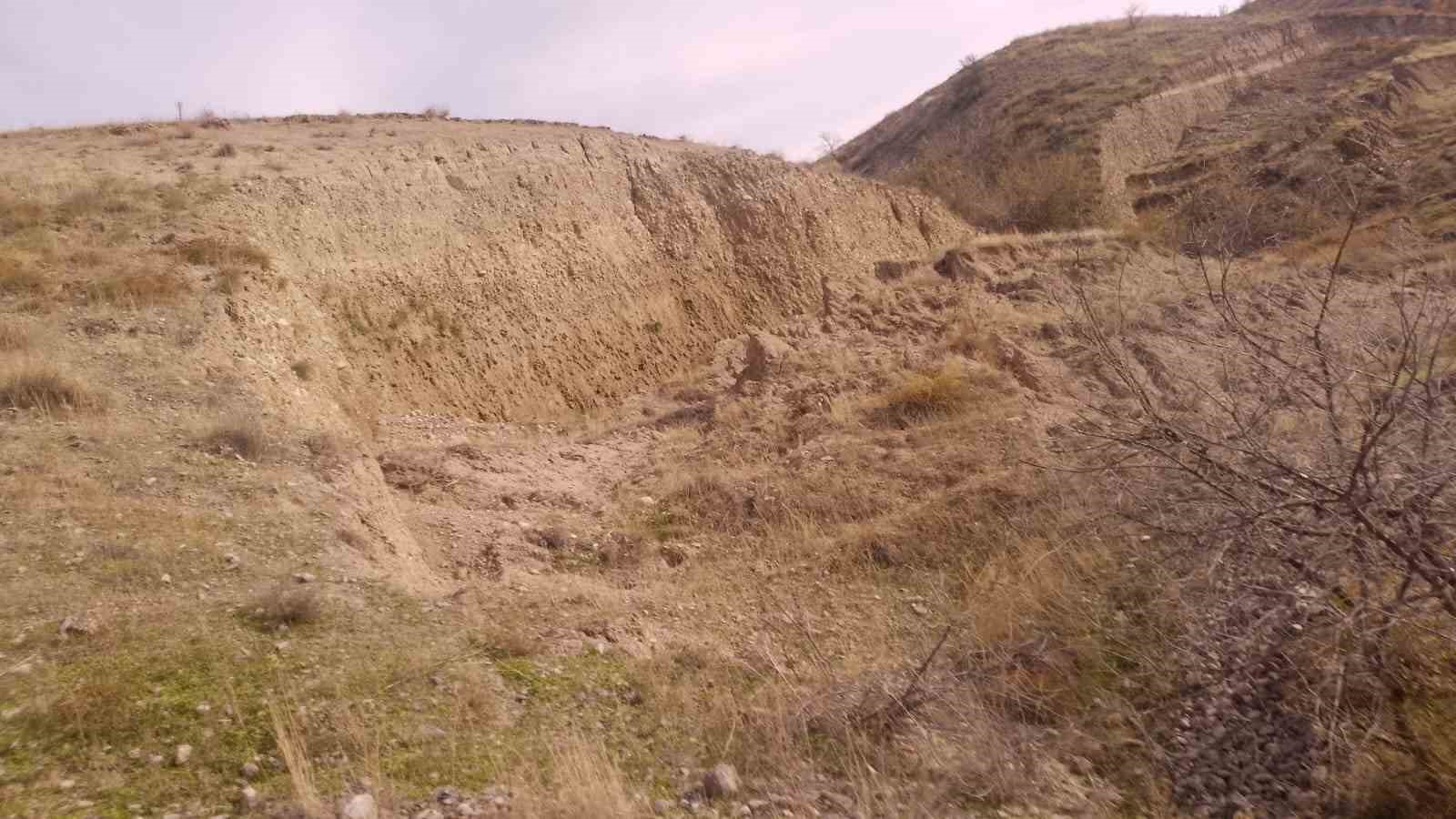 ankarada-toprak-kaymasi-meydana-gelen-yol-trafige-kapatildi