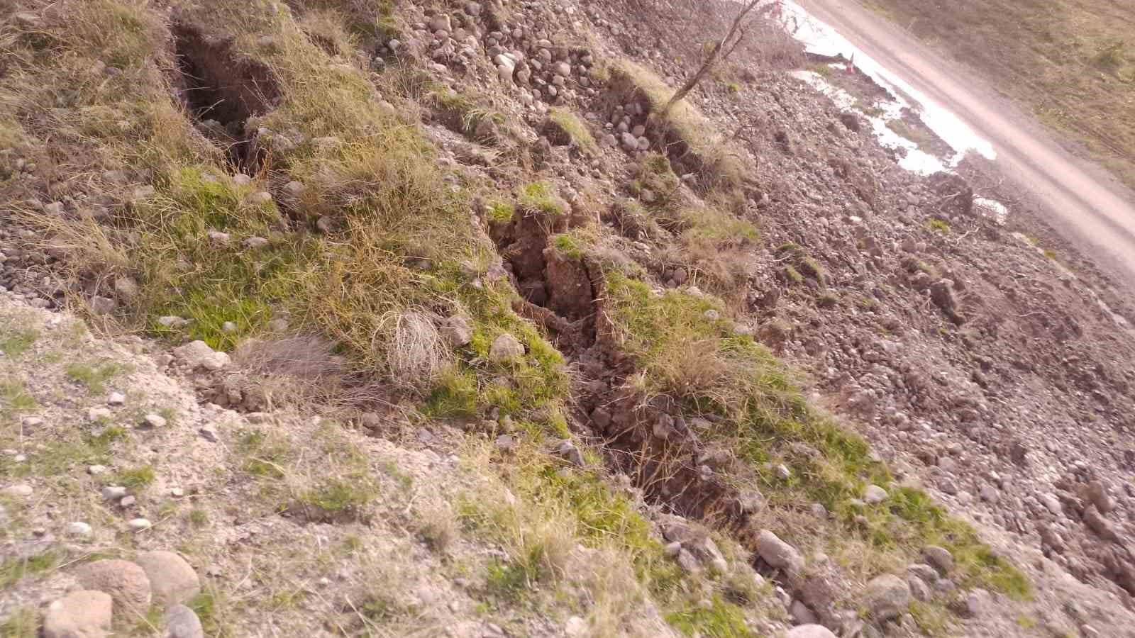 ankarada-toprak-kaymasi-meydana-gelen-yol-trafige-kapatildi