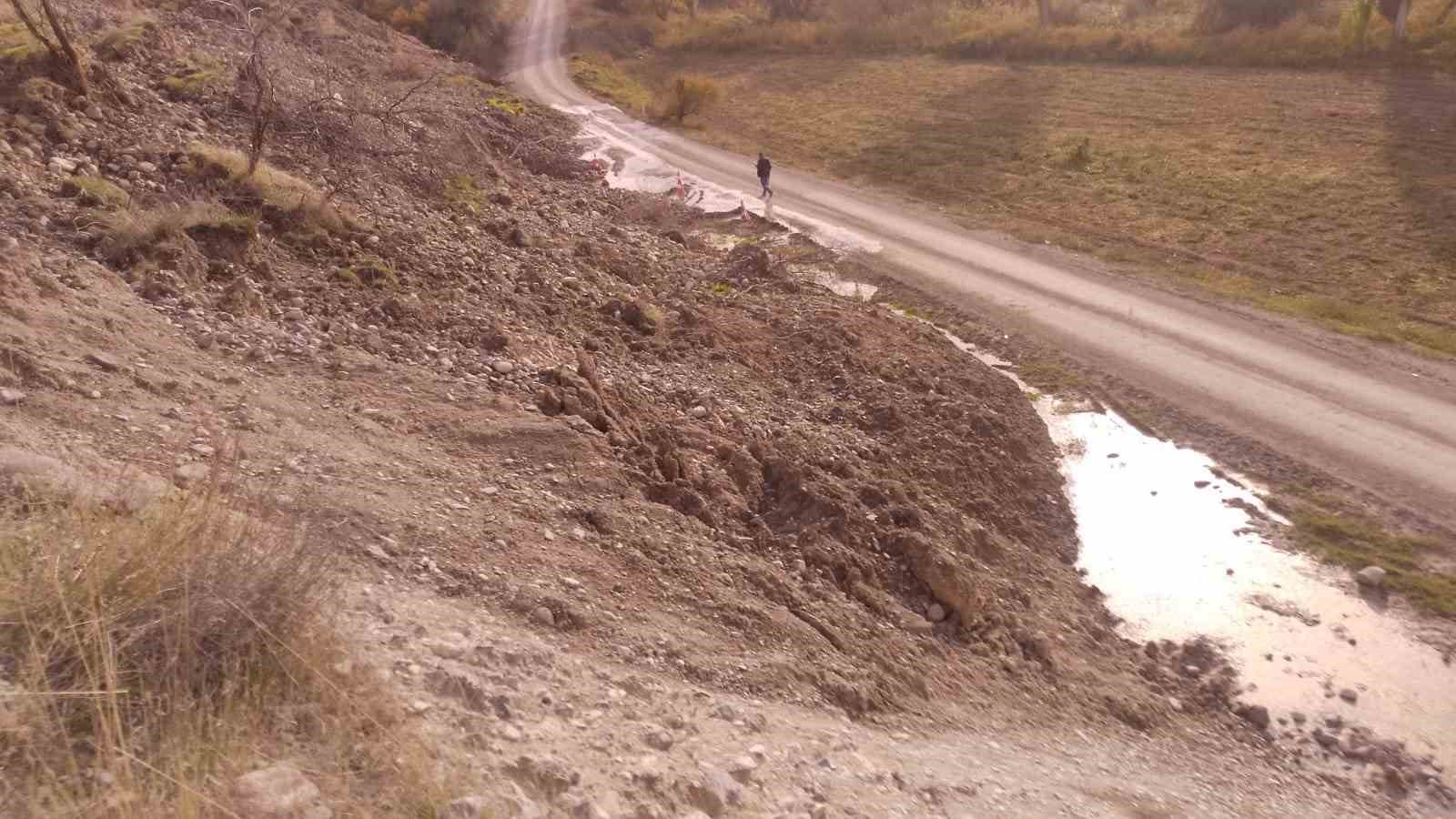 ankarada-toprak-kaymasi-meydana-gelen-yol-trafige-kapatildi