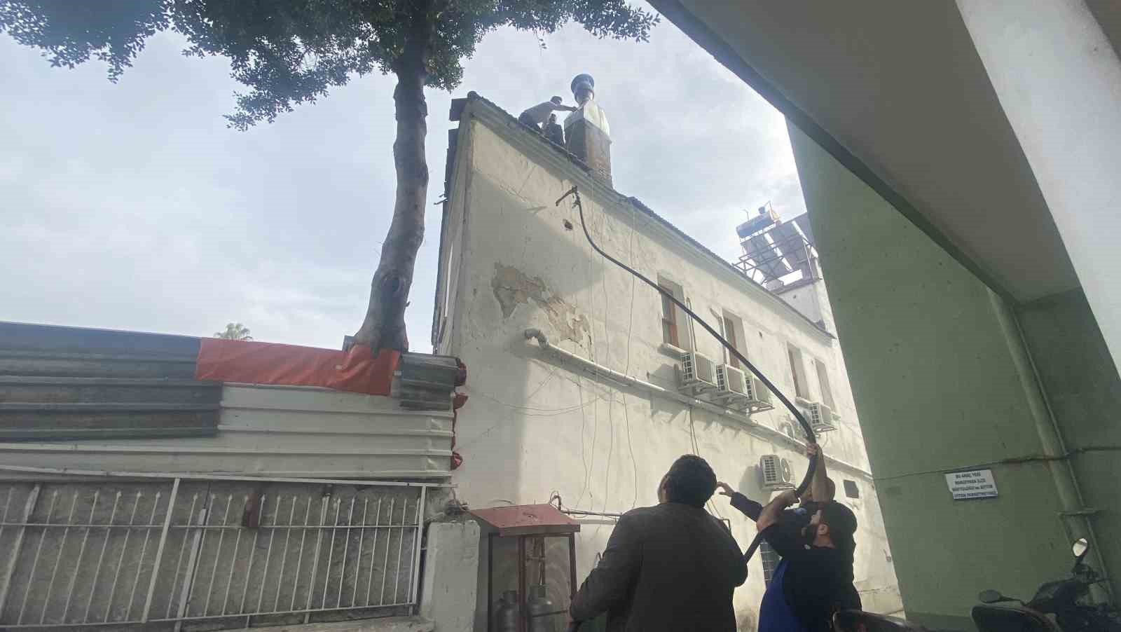 antalyada-restoran-bacasindaki-yangin-sokagi-dumana-bogdu