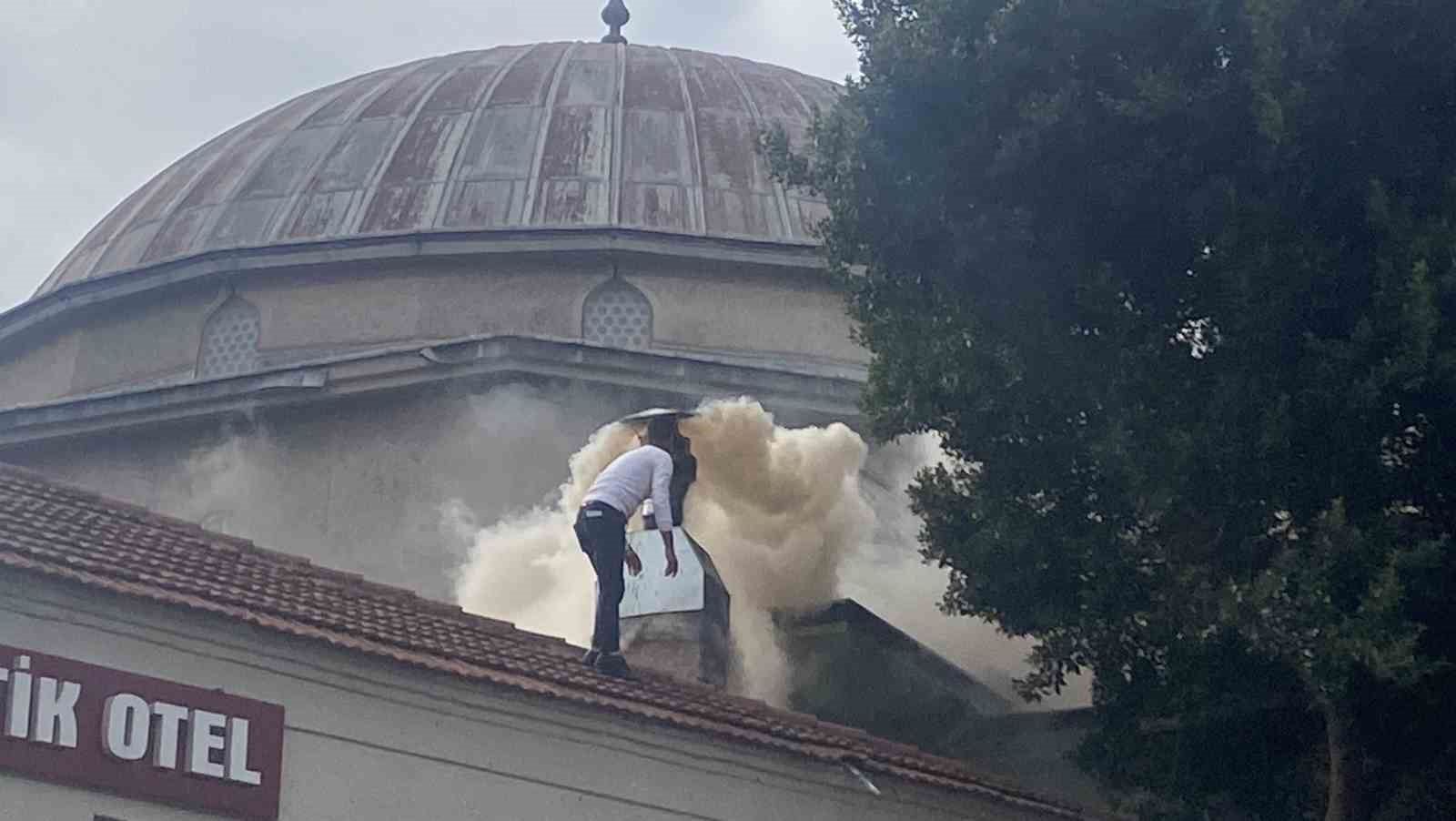 antalyada-restoran-bacasindaki-yangin-sokagi-dumana-bogdu