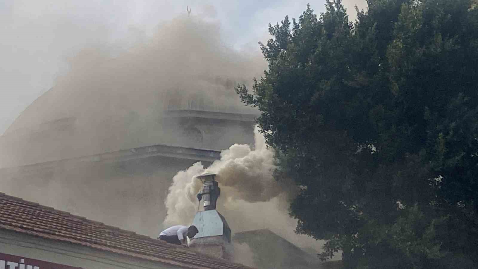 antalyada-restoran-bacasindaki-yangin-sokagi-dumana-bogdu