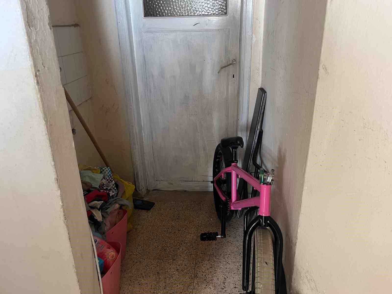 apartmana-eli-bos-girdi-disariya-altinda-akrobasi-bisikleti-ve-cantayla-cikti