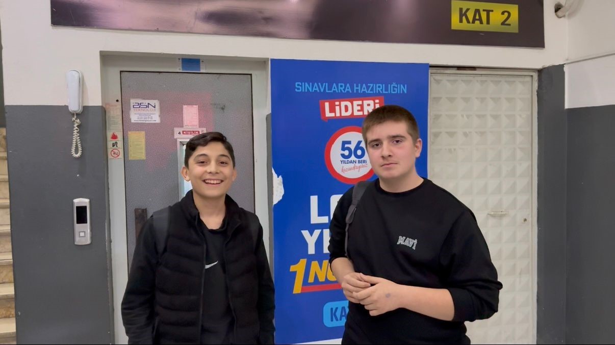 arizalanan-asansorde-45-dakika-mahsur-kaldilar-2-ogrenciyi-itfaiye-kurtardi