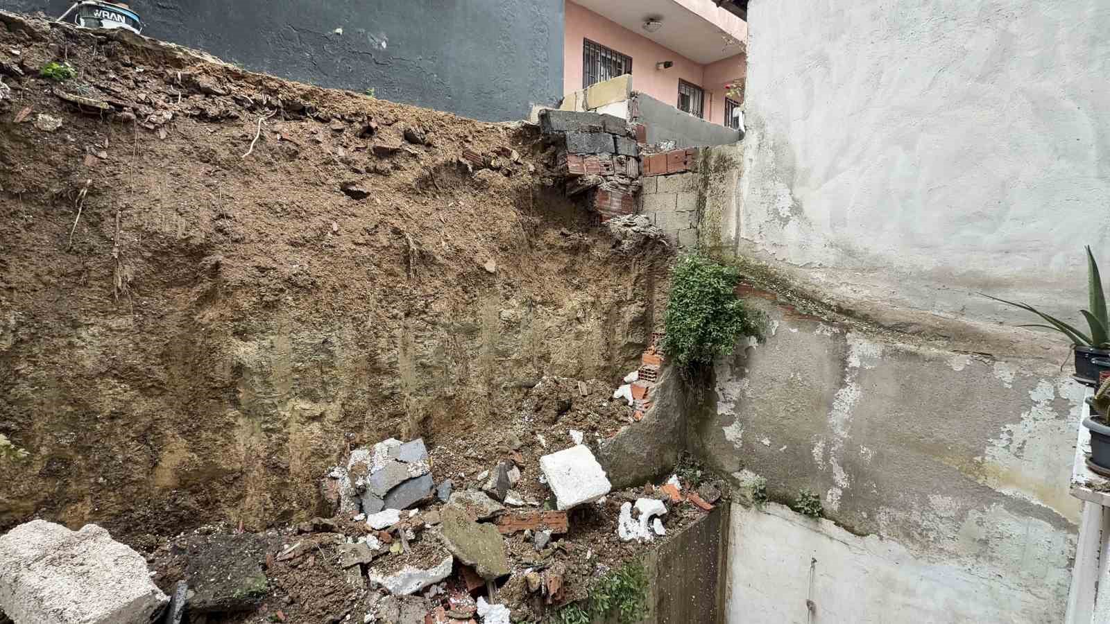 arnavutkoyde-iki-bina-arasindaki-istinat-duvar-coktu