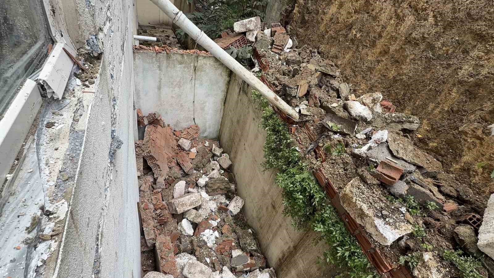 arnavutkoyde-iki-bina-arasindaki-istinat-duvar-coktu