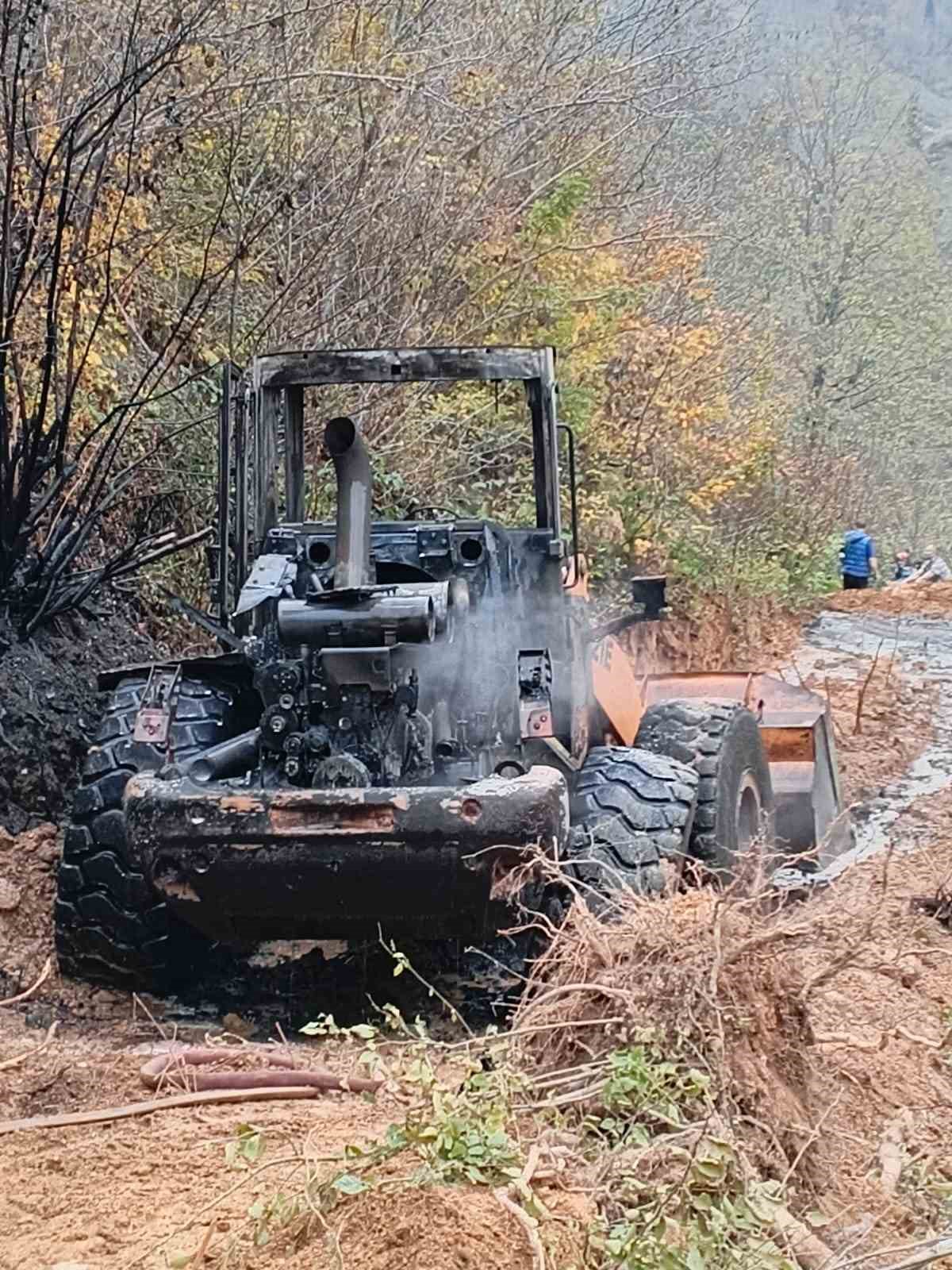 artvinde-is-makinesi-alev-aldi