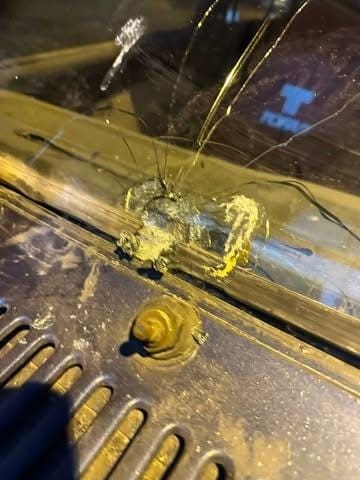 artvinde-maganda-kursunu-park-halindeki-araca-ve-is-yerine-isabet-etti