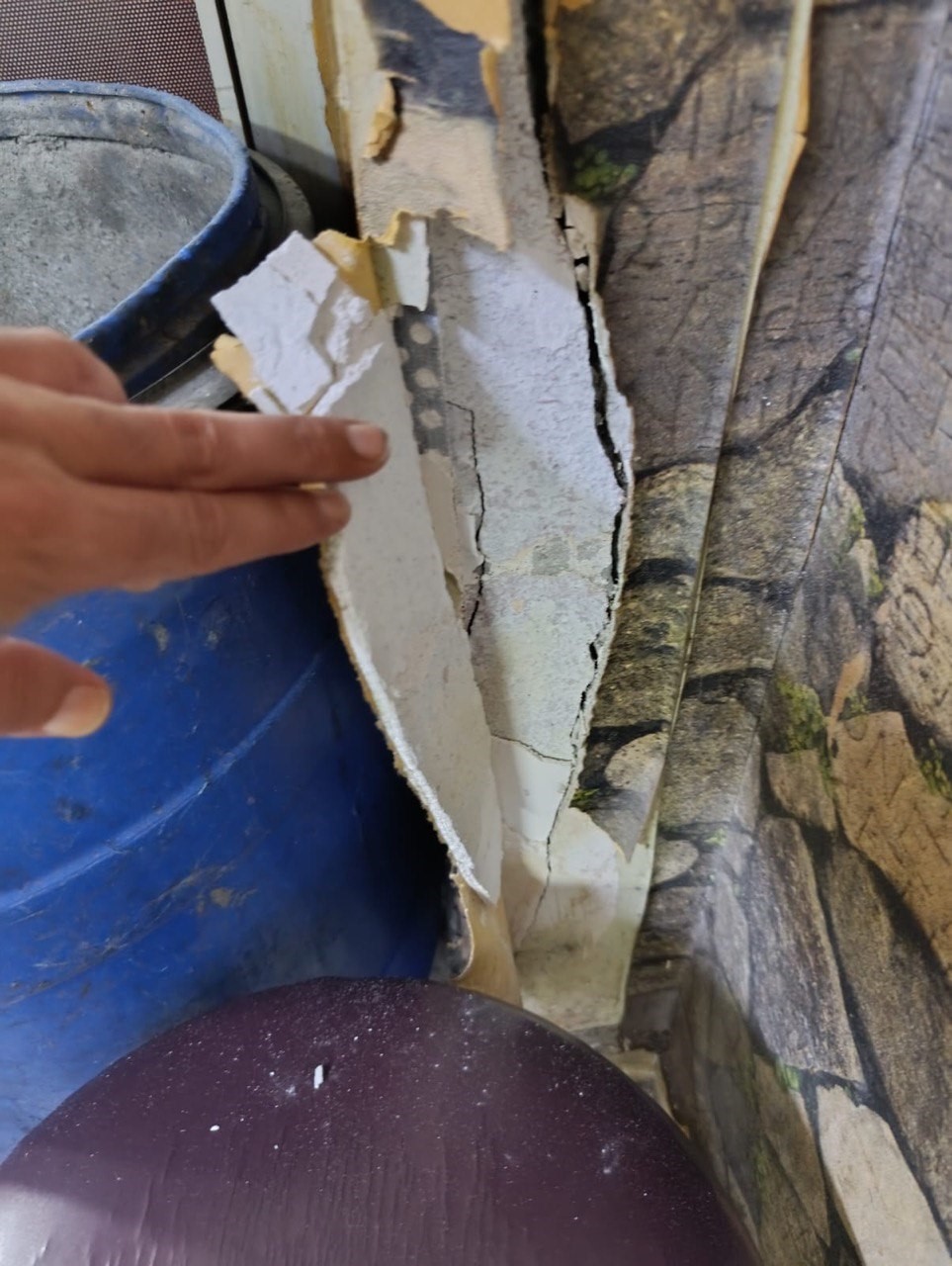 ayni-bolgede-kolonu-catlayan-bina-tahliye-edildi