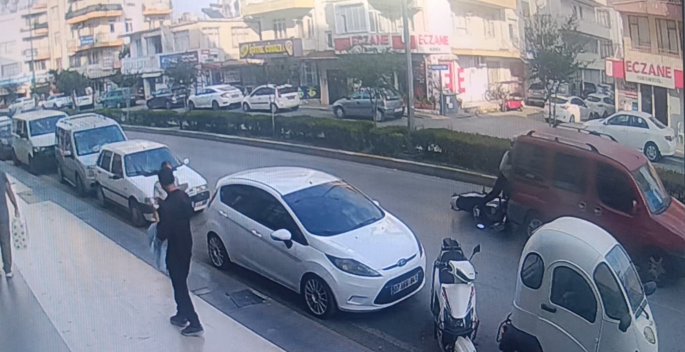 ayni-cadde-uzerinde-5-dakika-arayla-kaza-2-motosiklet-surucusu-yaralandi
