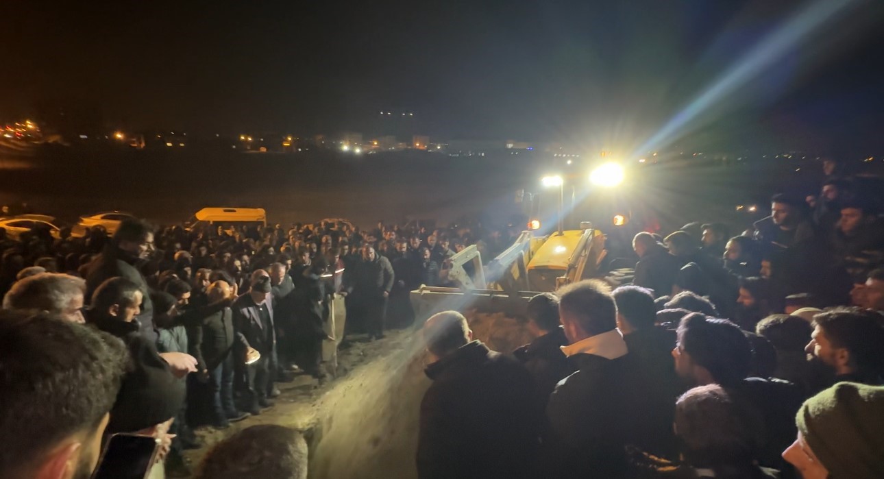 baraja-ucan-aracta-hayatini-kaybeden-22-yasindaki-cihat-gozyaslari-arasinda-topraga-verildi