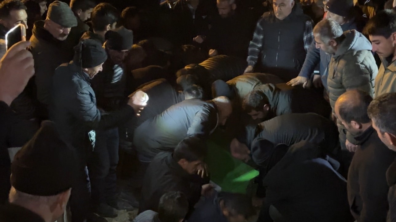 baraja-ucan-aracta-hayatini-kaybeden-22-yasindaki-cihat-gozyaslari-arasinda-topraga-verildi