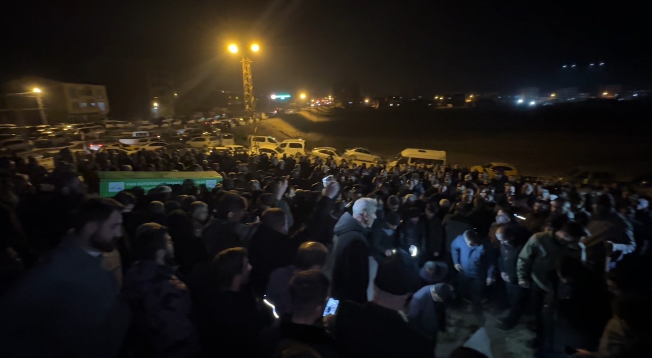 baraja-ucan-aracta-hayatini-kaybeden-22-yasindaki-cihat-gozyaslari-arasinda-topraga-verildi