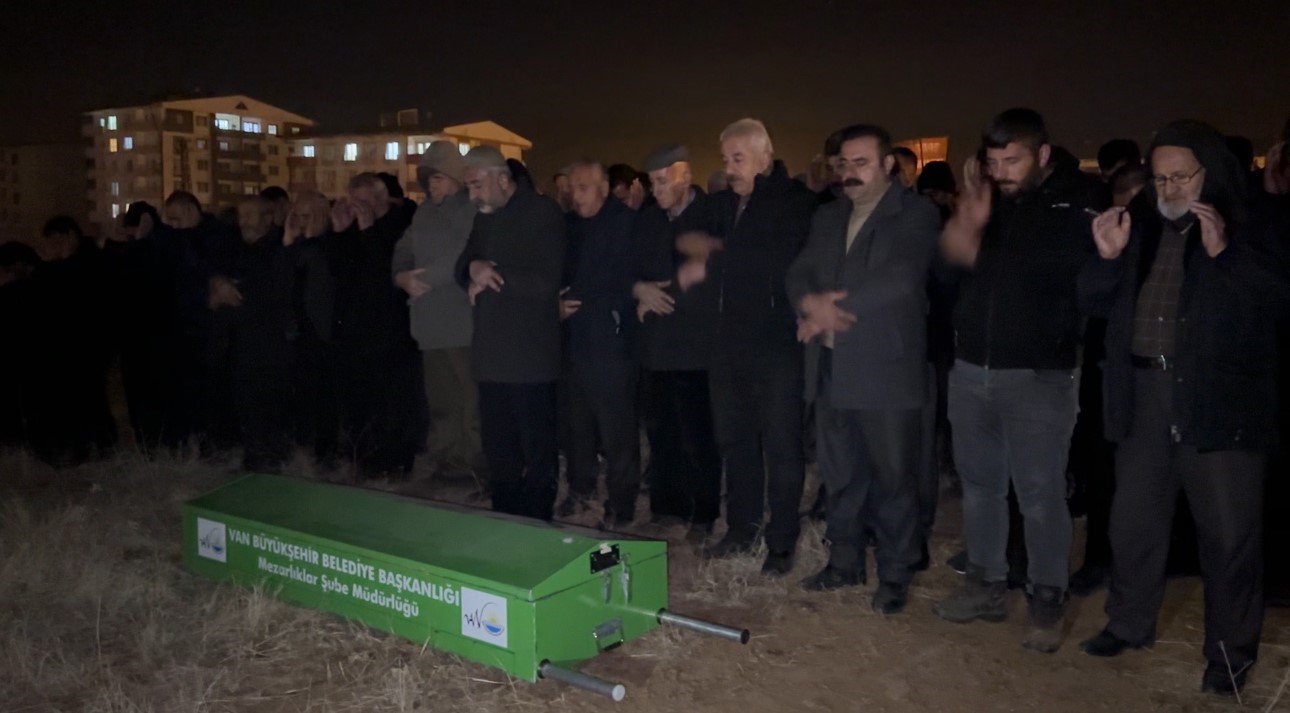 baraja-ucan-aracta-hayatini-kaybeden-22-yasindaki-cihat-gozyaslari-arasinda-topraga-verildi