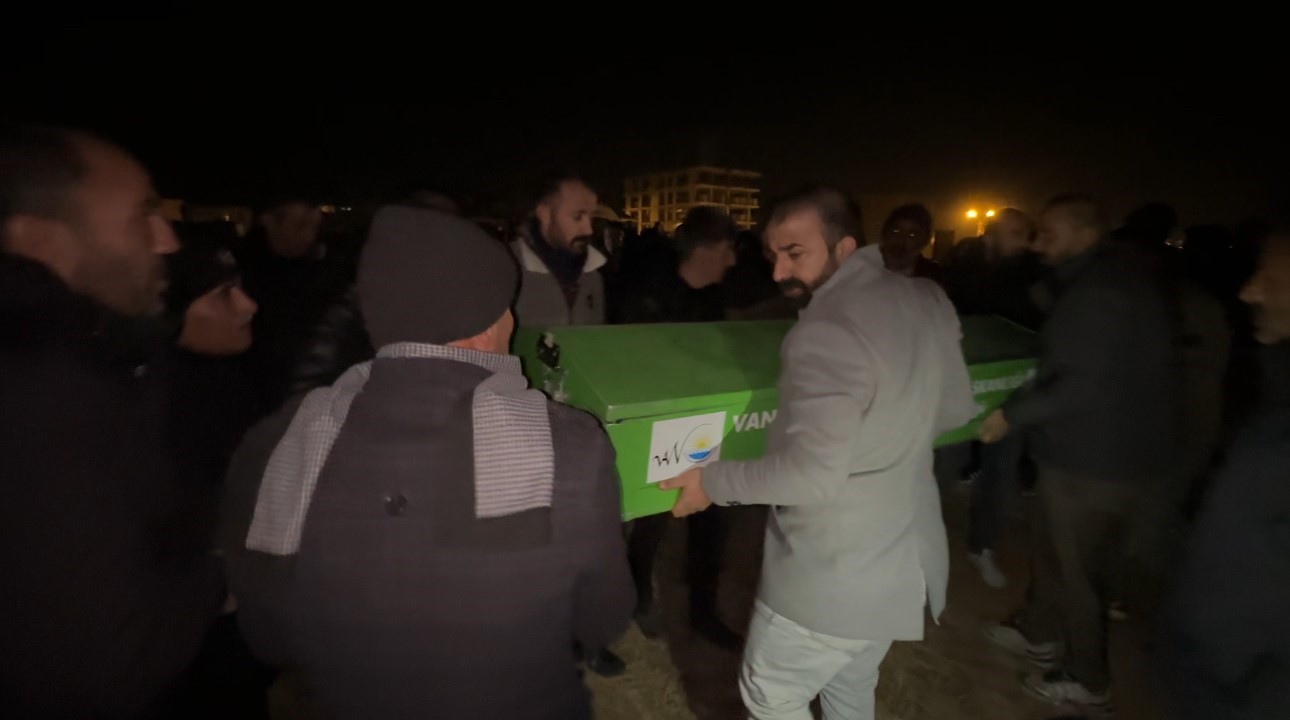 baraja-ucan-aracta-hayatini-kaybeden-22-yasindaki-cihat-gozyaslari-arasinda-topraga-verildi